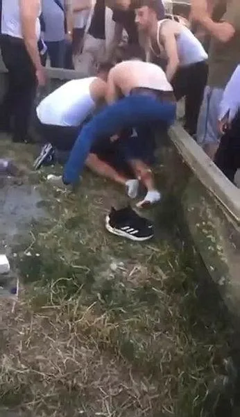 kucukcekmecede-bos-arazide-guvercin-besleyen-ismail-g-maskeli-sahislar-tarafindan-silahla-vuruldu-1717094506772.jpeg Küçükçekmece'de boş arazide güvercin besleyen İsmail G. maskeli şahıslar tarafından silahla vuruldu-3