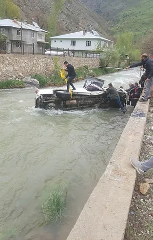 Van'da kontrolden çıkan kamyonet dereye uçtu! 2 ölü, 3 yaralı