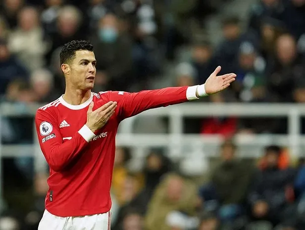 ronaldo-manchester-united-ile-yollari-ayiriyor-ispanya-basininda-yeni-takimi-hakkinda-avrupayi-soke-eden-iddia-1640717420642.jpeg
