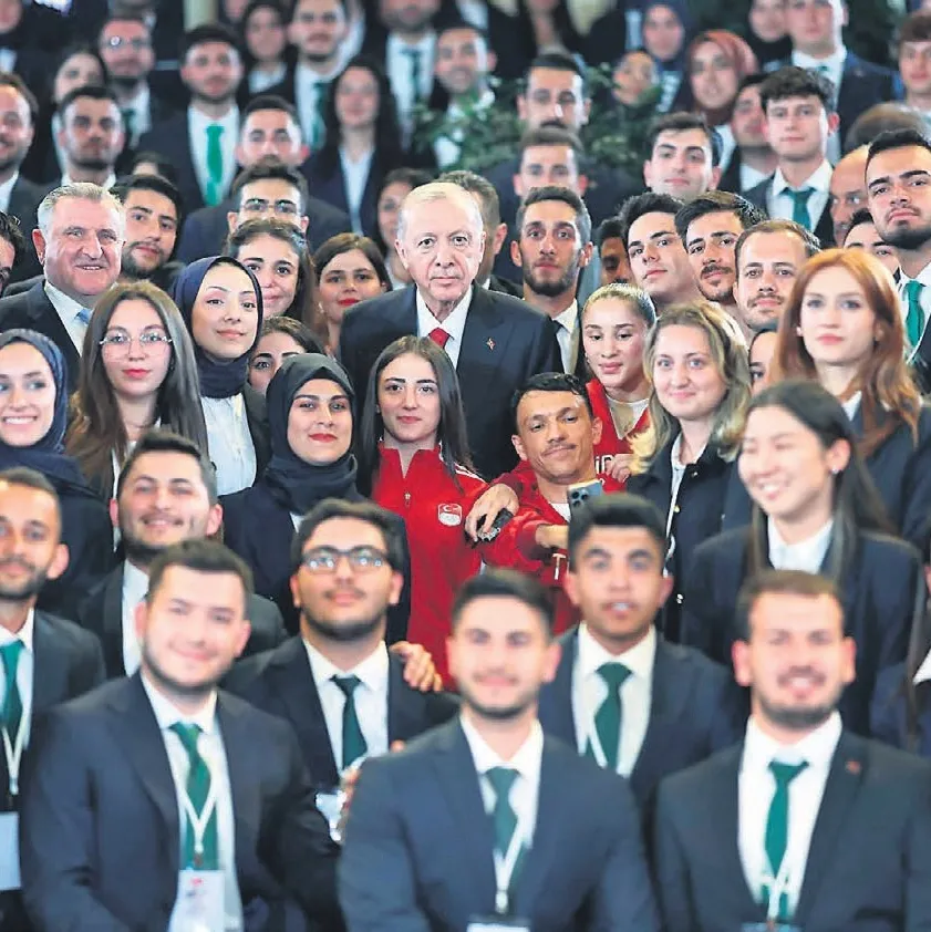 Gençlerimizle el ele yürüyoruz