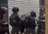 Son dakika: Terörist İsrail devletinin zulmü devam ediyor! Mazlum bir Filistinliyi defalarca copladılar