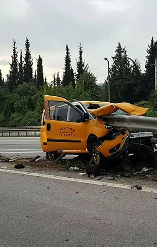 TEM'de kan donduran kaza! Taksi bariyerlere ok gibi saplandı: 2 ölü, 6 yaralı