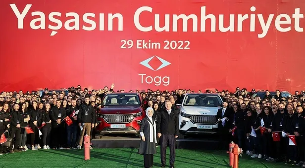 toggun-gemlik-kampusunun-acilisi-tarihi-karsilastirma-o-iki-fotografin-sirri-1667206646285.jpeg Togg'un Gemlik Kampüsü'nün açılışında tarihi karşılaştırma! O iki fotoğrafın sırrı-3