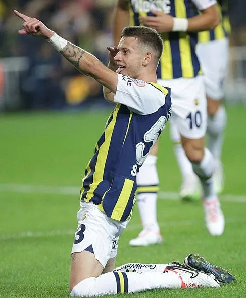 fenerbahce-ezeli-rakibi-galatasarayin-rekoruna-goz-dikti-3-mac-ust-uste-kazanirsa-skorun-tek-basina-sahibi-ola-1696025866237.jpeg Fenerbahçe ezeli rakibi Galatasaray'ın rekoruna göz dikti! 3 maç üst üste kazanırsa skorun tek başına sahibi olacak-2