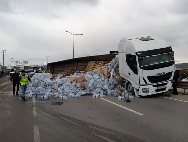 bursa-inegolde-20-ton-su-yuklu-tir-devrildi-otomobil-surucusu-yaralandi-1647867527473.jpg Bursa İnegöl'de 20 ton su yüklü TIR devrildi: Otomobil sürücüsü yaralandı-3