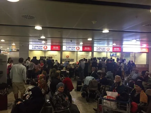 Sabiha Gökçen'de 1000 yolcu uçağını kaçırdı-3