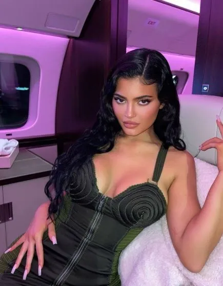 Kylie Jenner çırılçıplak kanlar içinde paylaştı bir de 2 aylık hamile! Bu görüntüye bakmak mide ister ama o hiç çekinmedi-9