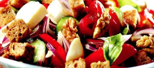 Kıtır Ekmekli Salata Tarifi