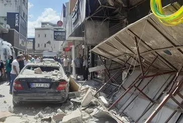 Ağır hasarlı bina çöktü: Yoldan geçenler enkaz altında kaldı