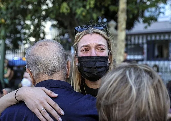 Usta sanatçı Ferhan Şensoy, son yolculuğuna uğurlandı! Kızları Ferhan Müjgan ile Derya'nın gözyaşları sel oldu-3