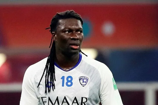 Galatasaray'ın eski yıldızı Bafetimbi Gomis korkuttu! Maç esnasında bir anda yere yığıldı