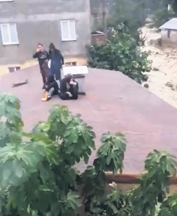 17 Ağustos depremini yaşayan ailenin peşini, felaketler bırakmadı: Depremden kaçtılar sele yakalandılar-2