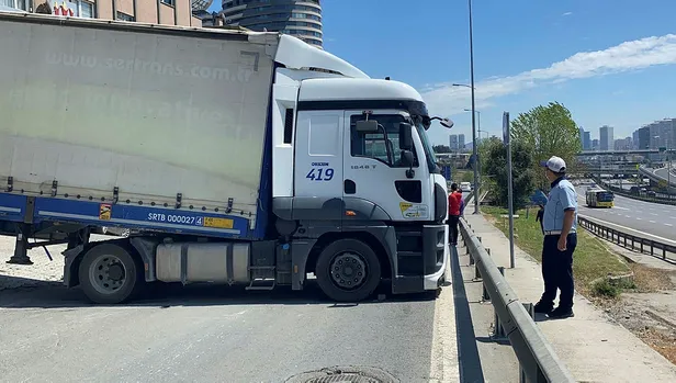 Üsküdar'da feci kaza! TIR bariyere çarptı yol trafiğe kapandı!-2