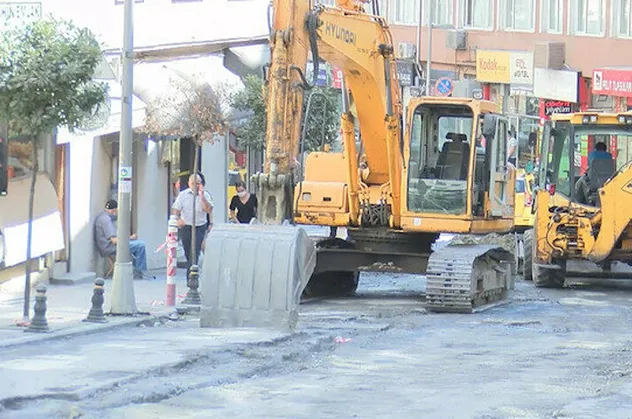 İstanbul'un göbeğinde İBB rezaleti: Etraf toz içinde, esnaf sinek avlıyor!