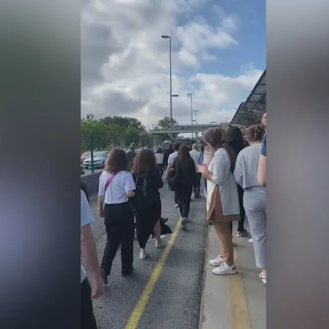 Son dakika: İstanbullunun bugünkü çilesi Altunizade metrobüs durağında! Metrobüs arızalandı vatandaşlar mağdur oldu