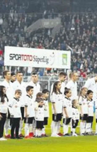 Çanakkale şehitleri için saygı duruşu