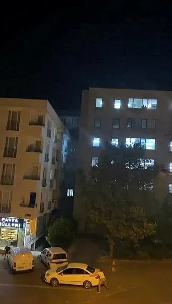 esenyurtta-silahli-kedi-kavgasi-yoldan-gecen-motokurye-yaralandi-1695382143581.jpeg Esenyurt'ta silahlı "kedi" kavgası: Yoldan geçen motokurye yaralandı-3