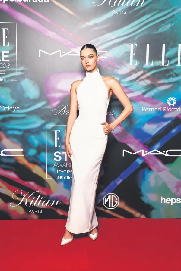 afra-saracoglu-ve-mert-ramazan-demir-fena-aska-geldi-cicegi-burnunda-cift-bu-sefer-gizlemedi-iste-o-paylasim-1686864315474.jpeg Afra Saraçoğlu ve Mert Ramazan Demir fena aşka geldi: Çiçeği burnunda çift bu sefer gizlemedi!-3