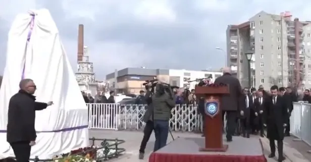 Özgür Özel Eskişehir’de 10. Yıl Marşı eşliğinde heykel açtı