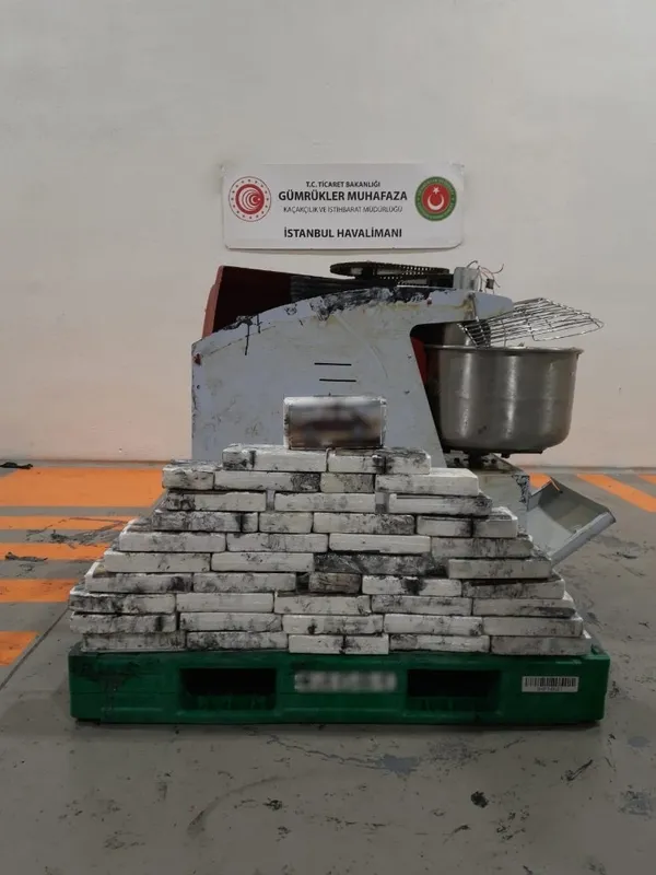 zehir-tacirlerine-gecit-yok-istanbul-havalimaninda-42-kilogram-uyusturucu-ile-yakalandi-1680510416196.jpg İstanbul Havalimanı'nda zehir tacirlerine geçit yok: 42 kilogram uyuşturucu ile yakalandı-3