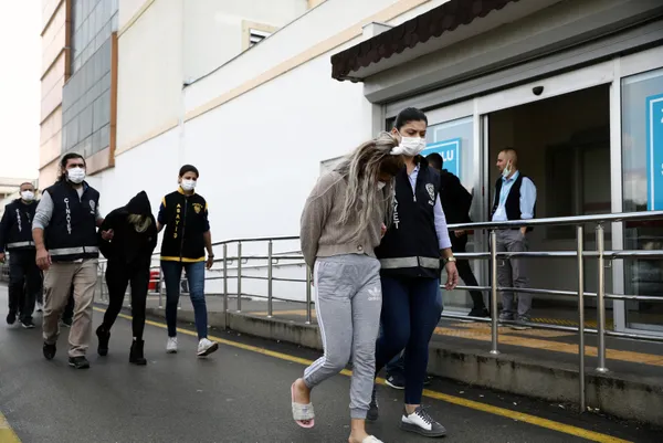 kiz-arkadasinin-evine-gitti-pencereden-dusup-oldu-kiz-arkadas-ablasi-ve-3-erkek-tutuklandi-1636017310784.jpg Kız arkadaşının evine gitti pencereden düşüp öldü! Kız arkadaş ablası ve 3 erkek tutuklandı-3