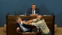 Yabancı Etkinin Şeffaflığı yasa tasarısı ortalığı karıştırdı! Gürcistan parlamentosunda yumruklar havada uçtu