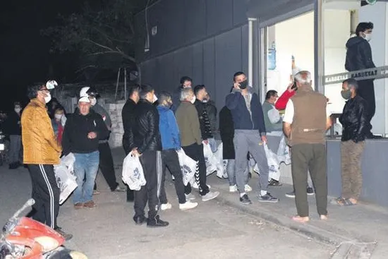 Ekmek sırası: Sokağa çıkma yasağını duyan vatandaş fırına koştu-3