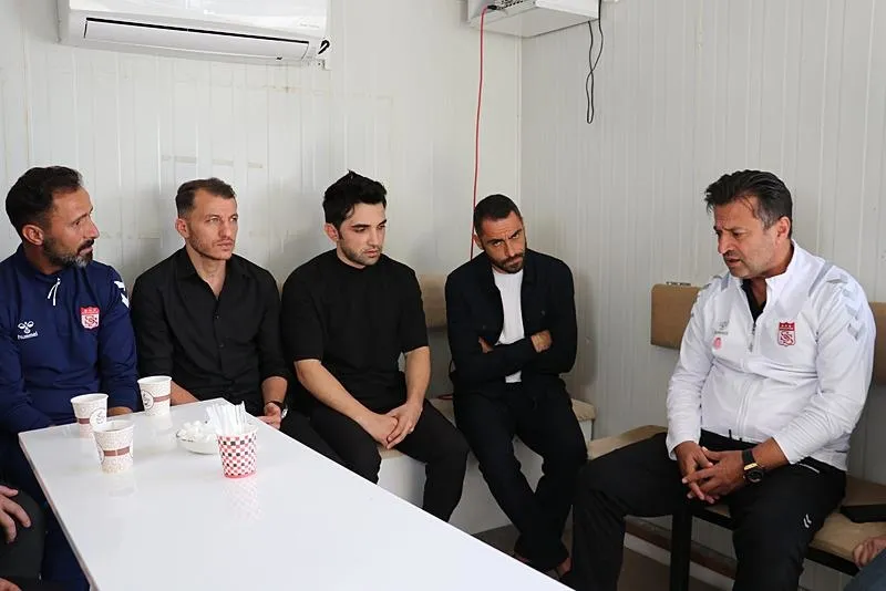 Polis memuru Şeyda Yılmaz'ın eşi Semih Yılmaz (sağ 3), saldırıyı telsiz anonsuyla öğrendiğini anlattı. Net Global Sivasspor Teknik Direktörü Bülent Uygun (sağda), yardımcısı Osman Çakmak (solda), takım kaptanları Uğur Çiftçi (sağ 3) ve Ziya Erdal (sol 2) aileye taziye ziyaretinde bulundu. (AA)