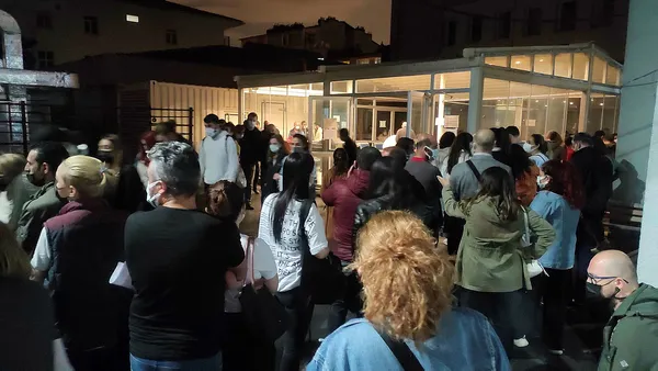 istanbulda-is-cikisi-hastanelerde-asi-kuyrugu-1623793527614.jpg İstanbul'da iş çıkışı hastanelerde aşı kuyruğu-3