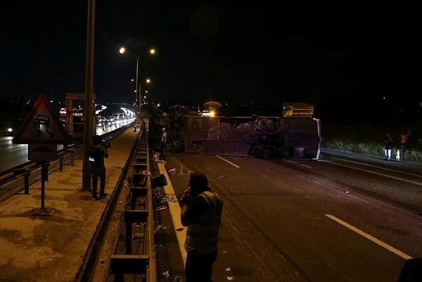 son-dakika-temde-otobus-devrildi-olu-ve-yaralilar-var-1593978554600.jpeg Son dakika: TEM'de otobüs devrildi! Ölü ve yaralılar var-4