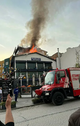 Sultanahmet'te 2 katlı restoranın çatısı alev alev yandı