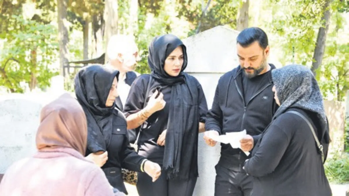 Alişan vefat eden kardeşi Selçuk Tektaş için mezarı başında Kur'an-ı Kerim okuttu ve dualar etti