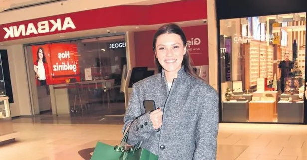 Akmerkez'de görüntülenen Yüsra Geyik aceleci tavırlarıyla dikkat çekti!