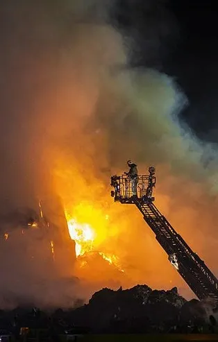 Son dakika: Küçükçekmece’de kağıt fabrikasındaki yangın 15 saat sonra kontrol altına alındı