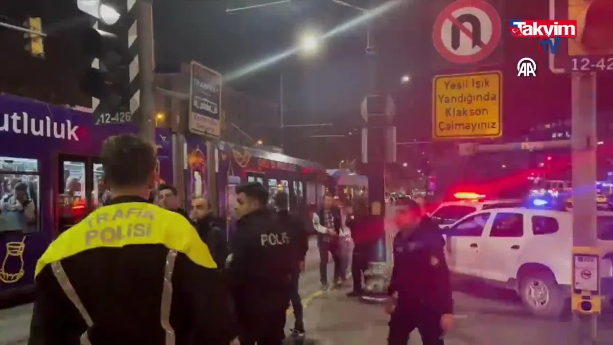 Fatih'te tramvayın çarptığı yaya yaralandı