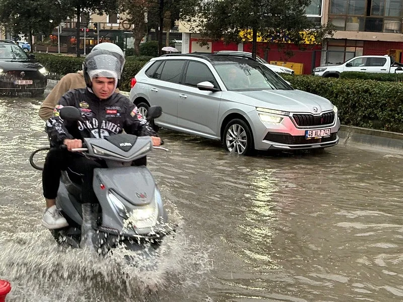 Algı var altyapı yok: CHP'li Çeşme’de sokaklar göle döndü-4