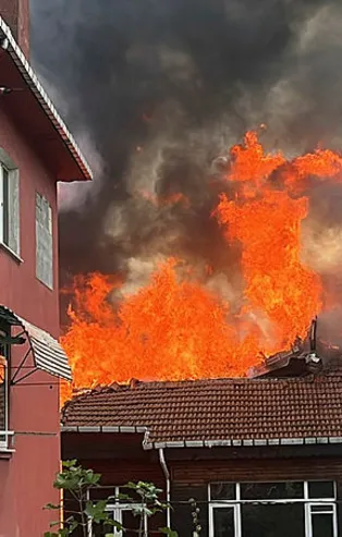 İstanbul Beykoz'da ahşap bina cayır cayır yandı