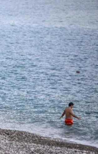 Kış günü Antalya'da turistler denize girdi