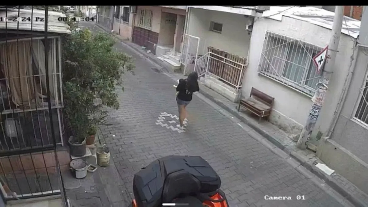 İzmir'de iğrenç olay! 3 saat aralıkla 2 genç kızı taciz etti! Birinin kucağında çocuk vardı