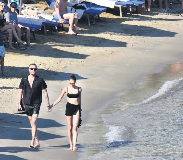 mikanosda-tatil-yapan-cagla-sikel-gitti-mekanda-ters-kose-oldu-1657396283902.jpeg Mikanos'da tatil yapan Çağla Şıkel gittiği mekanda ters köşe oldu-9