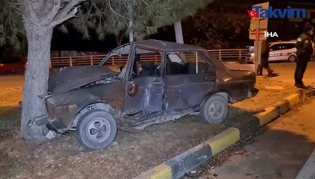 Kamyonetle çarpıştıktan sonra ağaca çarpan otomobil sürücüsü ağır yaralandı