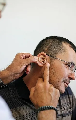 Kulağından çıkan kelebek, doktorları bile şaşkına çevirdi