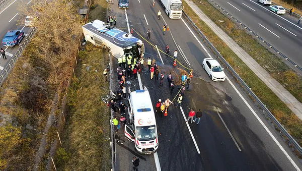 Son dakika: Bolu'da yolcu otobüsü devrildi! 3 kişi hayatını kaybetti-2