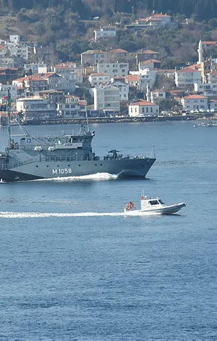 Alman savaş gemisi Çanakkale Boğazı'ndan geçti
