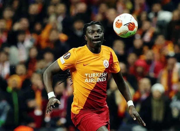 ozel-haber-galatasarayli-gomis-fenerbahce-derbisinde-bir-ilkin-pesinde-yildiz-oyuncu-gaza-basti-1649170814833.jpeg