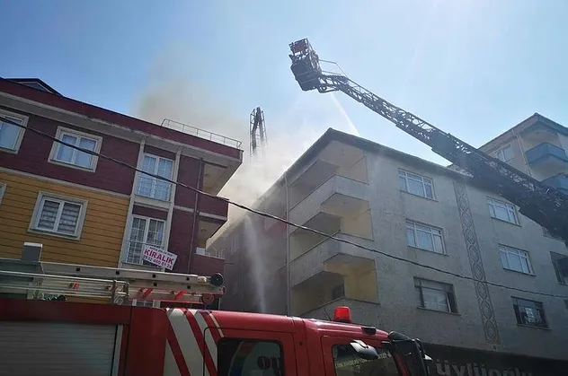Maltepe'de korkutan yangın | Dört katlı binanın çatısı alev alev yandı