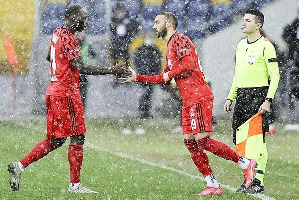 tosun-pasa-hizli-dondu-kartal-ankarada-kanatlandi-genclerbirligi-0-3-besiktas-mac-sonu-ozet-1613401591412.jpeg Tosun Paşa hızlı döndü, Kartal Ankara'da kanatlandı! (Gençlerbirliği 0-3 Beşiktaş MAÇ SONU ÖZET)-3