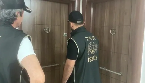 izmirde-fetonun-hucre-evlerine-baskin-21-kisi-yakalandi-1653550196144.jpeg İzmir'de FETÖ'nün hücre evlerine baskın: 21 kişi yakalandı-2