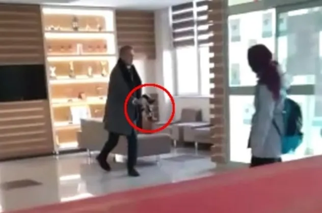 Kayseri'de bir lisede skandal görüntü! Üşümesin diye içeri alınan kediyi okul müdürü tekmeleyerek dışarı fırlattı