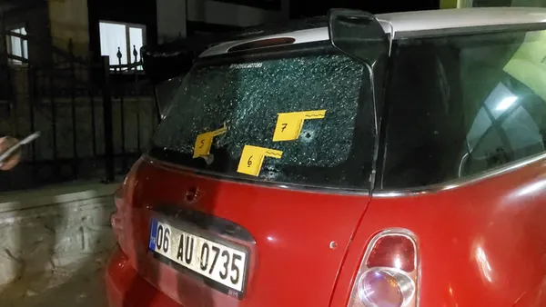 eski-nisanlisinin-park-halindeki-otomobilini-kursunladi-1649234310522.jpg Eski nişanlısının park halindeki otomobilini kurşunladı-3